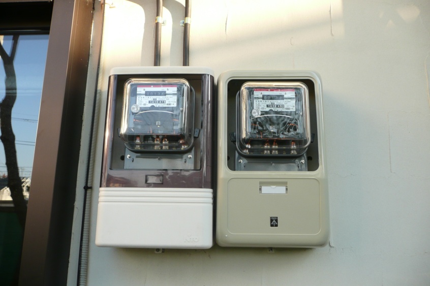 東京電力に電気を売るための売電メーターの取付です